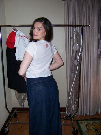 Hailee steinfeld  page leaked private photo uncensored HD quality