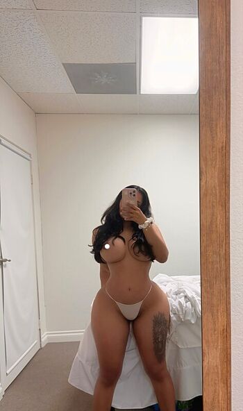 Iluvcinnie leaked private photo uncensored HD quality