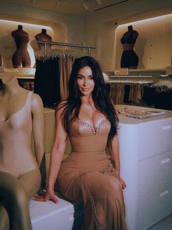 Kim kardashian  page leaked private photo uncensored HD quality