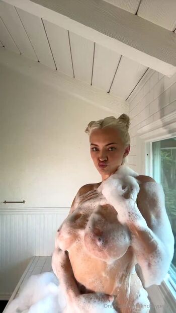 Lindsey pelas  page leaked private photo uncensored HD quality