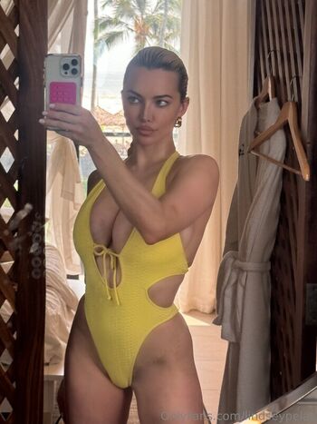 Lindsey pelas  page leaked private photo uncensored HD quality