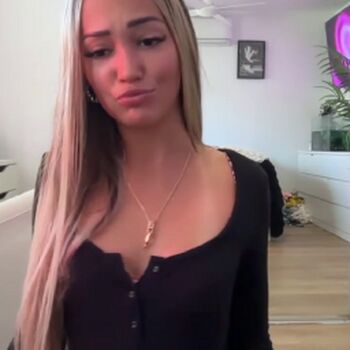 Luvlivvyy  page leaked private photo uncensored HD quality