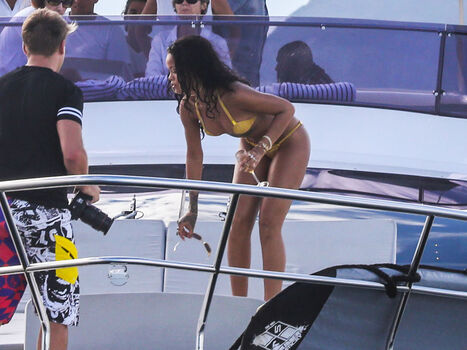 Rihanna  page leaked private photo uncensored HD quality