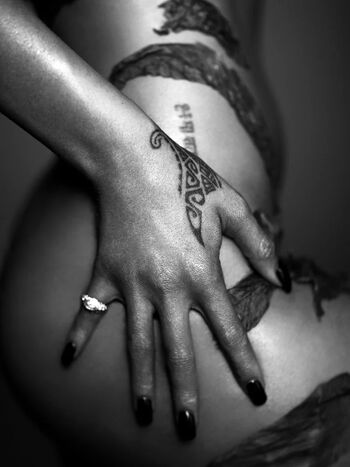 Rihanna  page leaked private photo uncensored HD quality